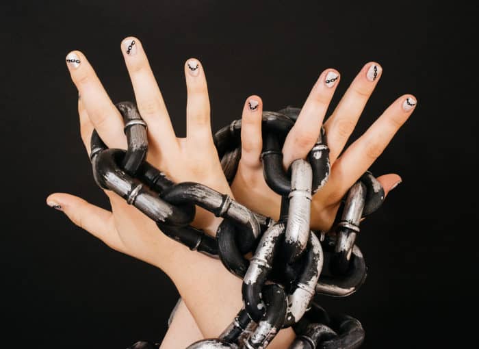 Chain Design Manicure